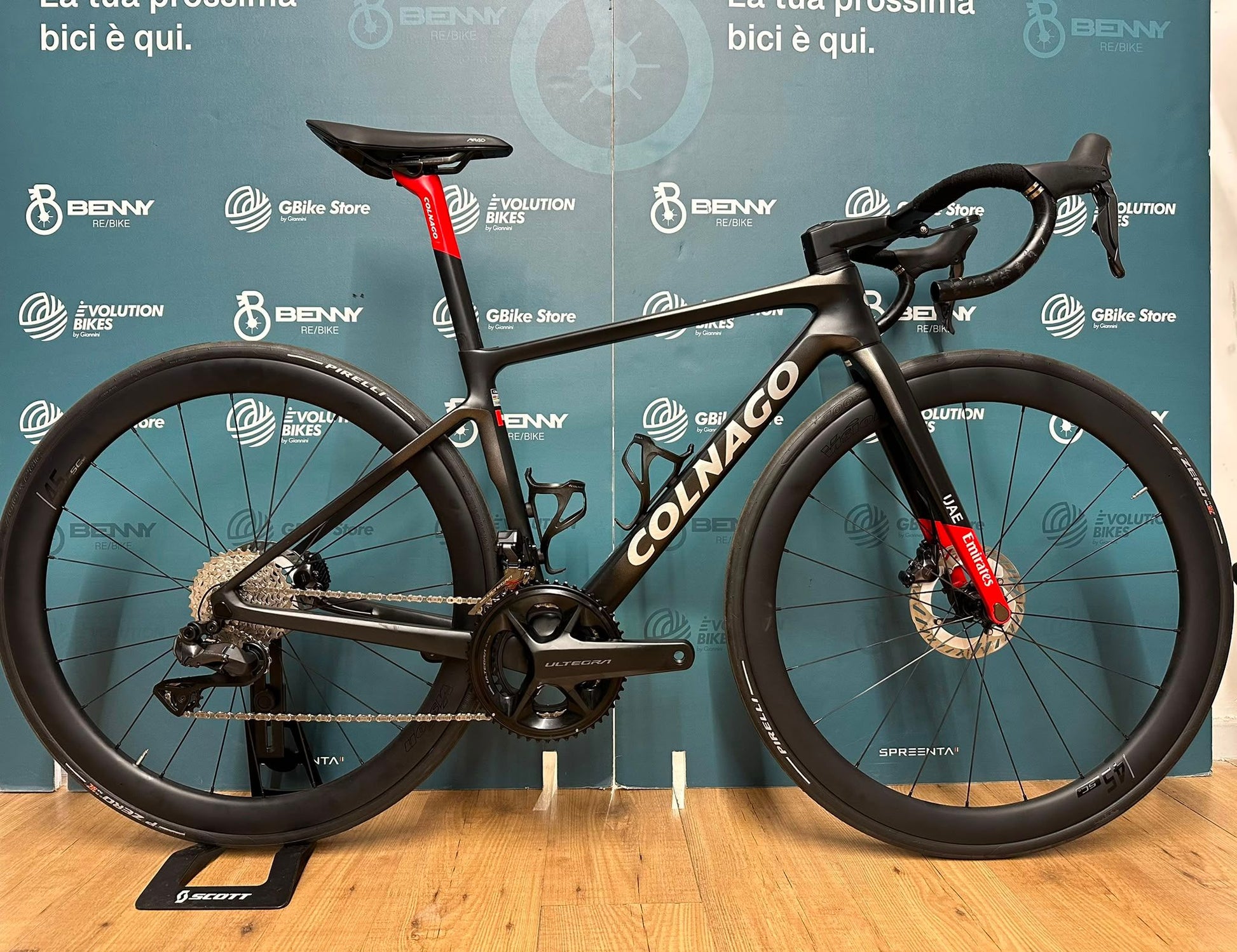 Colnago V4rs Team Uae Emirates 2024 usata — vista laterale