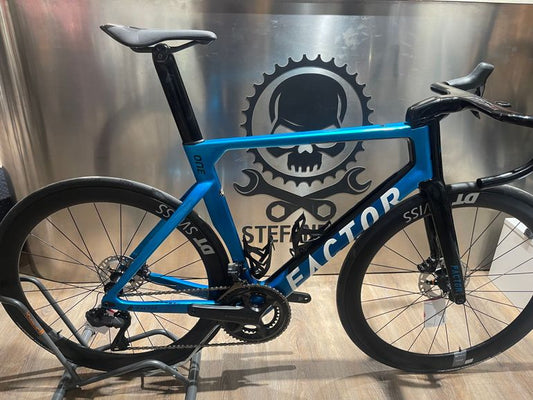 Factor ONE 8170 2023 usata — vista laterale
