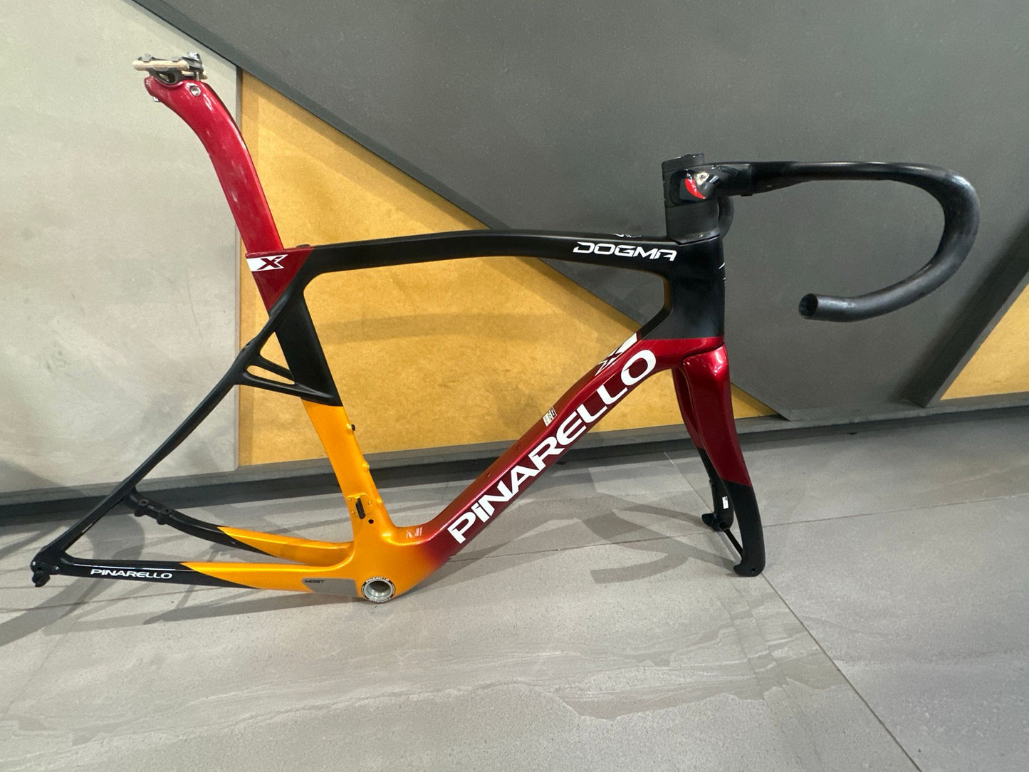Pinarello Dogma X Dura Ace Di2 2025 usata — vista laterale