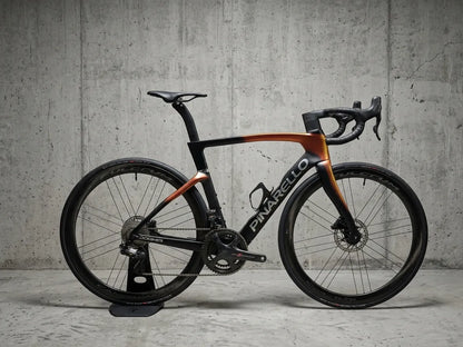 Pinarello Dogma F 2025 usata — vista laterale