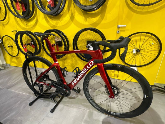 Pinarello Dogma F 2026 usata — vista laterale