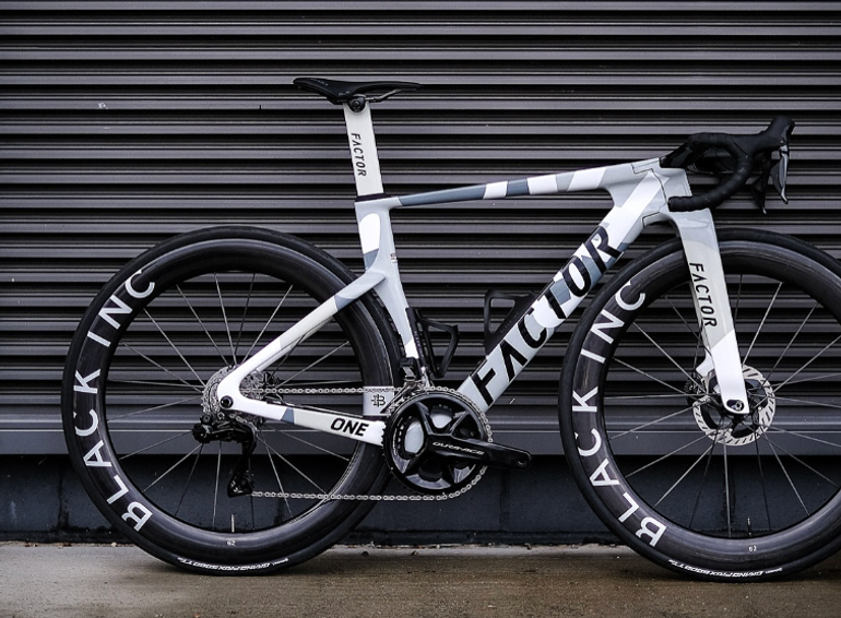 Factor One - Premium 2026 usata — vista laterale