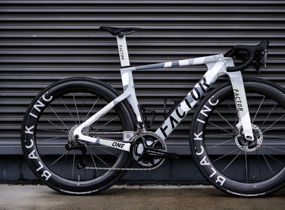 Factor One - Premium 2026 usata — vista laterale