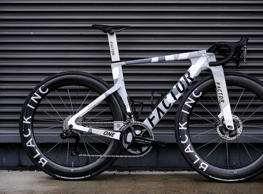 Factor One - Premium 2026 usata — vista laterale