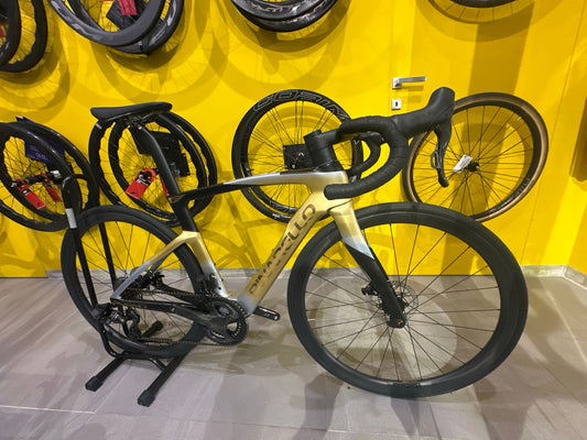 Pinarello Dogma 2027 usata — vista laterale