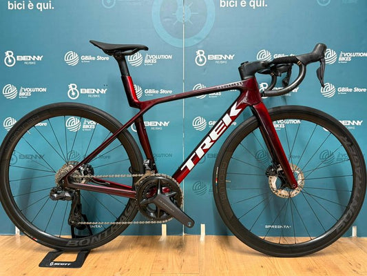 Trek Madone Slr 7 Gen 8 2025 usata — vista laterale