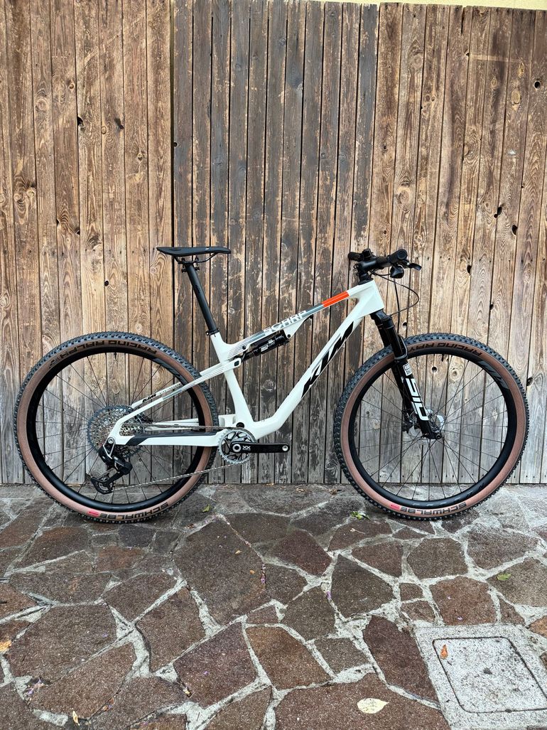 KTM Scarp 2025 usata — vista laterale