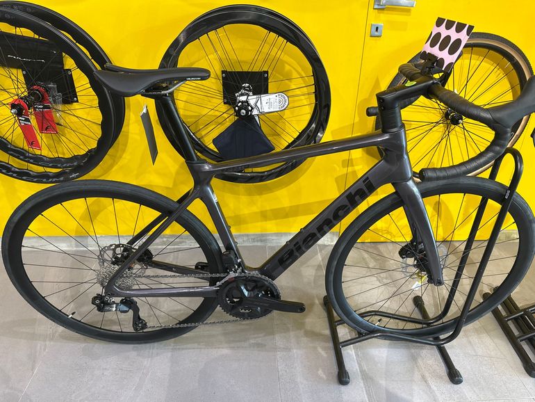 Bianchi Infinito — gruppo Shimano 105 Di2, taglia 53