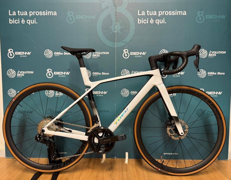 Trek Madone Sl 6 Gen 8 2026 usata — vista laterale