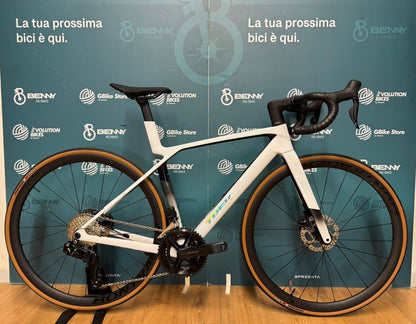Trek Madone Sl 6 Gen 8 2026 usata — vista laterale