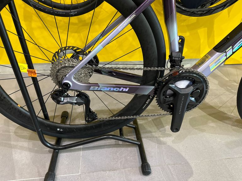Bianchi Infinito — gruppo Shimano Ultegra Di2, taglia 53 cm