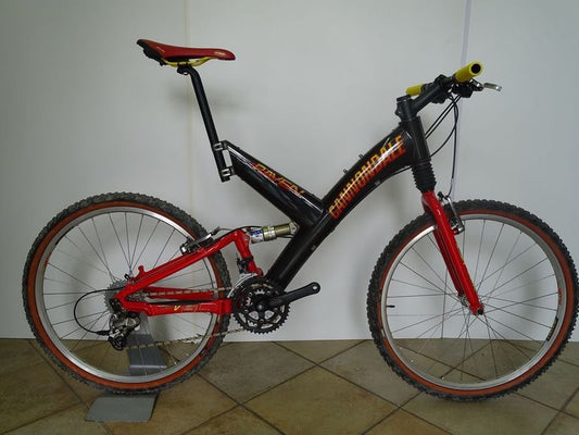 Cannondale Super V Raven usata — vista laterale