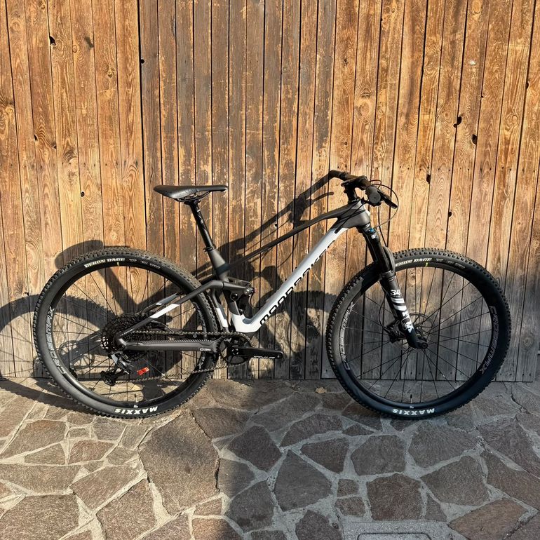 Mondraker F-Podium 2023 usata — vista laterale