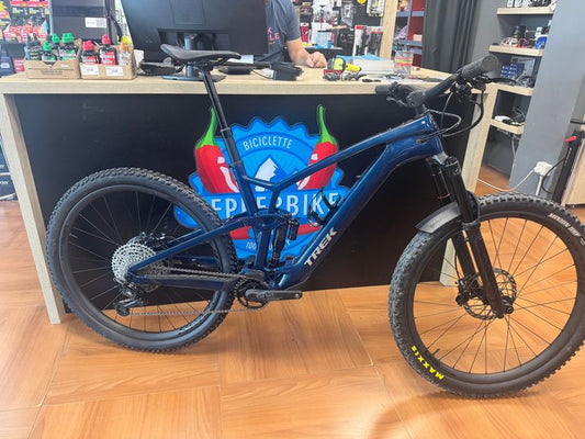 Trek Fuel Exe 9.8 2023 usata — vista laterale