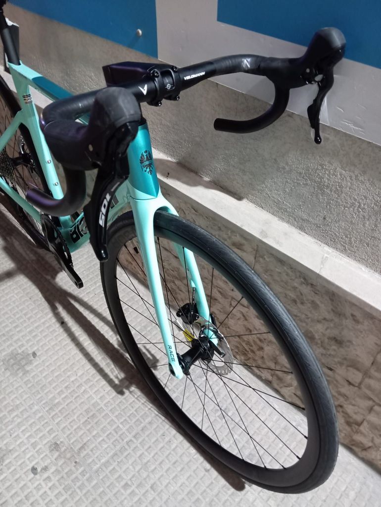 Bianchi Oltre Race 2025 usata — vista laterale