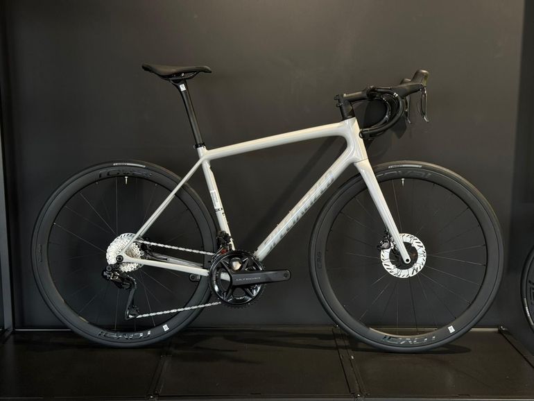 Specialized Aethos 2 Expert 2026 usata — vista laterale
