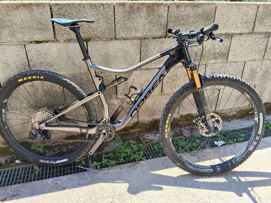 Orbea Oiz M10 2022 usata — vista laterale