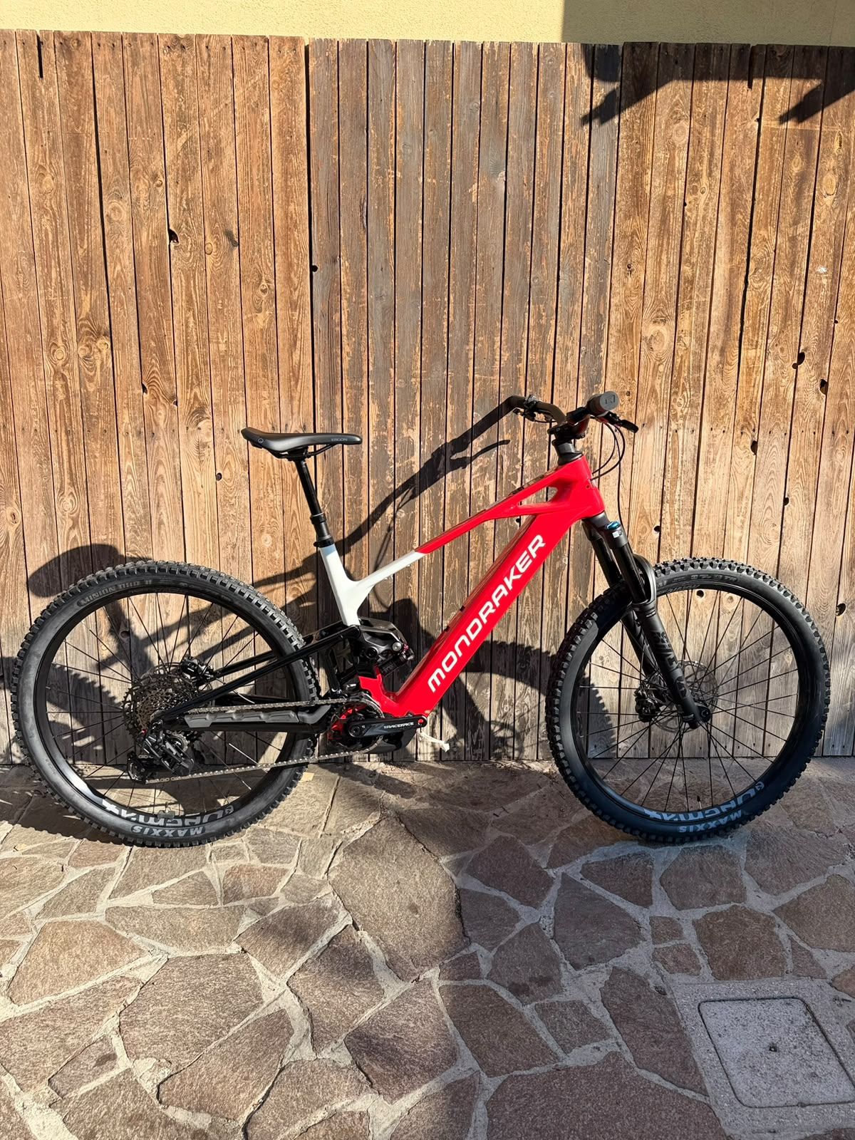 Mondraker Crafty R 2026 usata — vista laterale