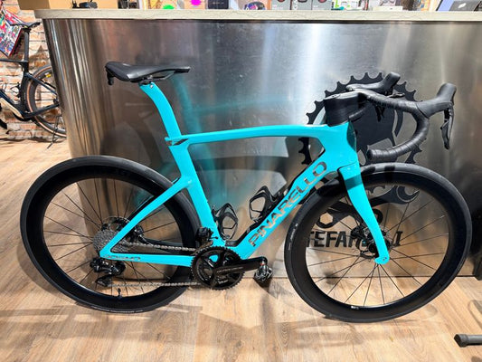 Pinarello Dogma F 2025 usata — vista laterale