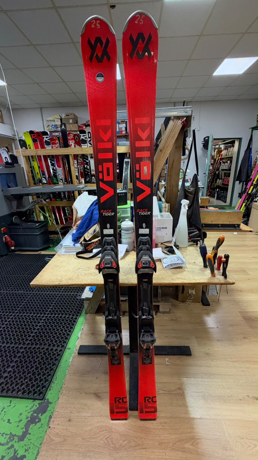 Volkl Racetiger RC — raggio 15.3m, waist 69mm