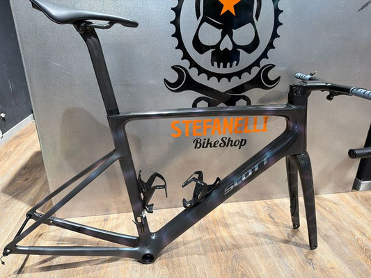 Scott Addict Rc Ultimate 2025 usata — vista laterale