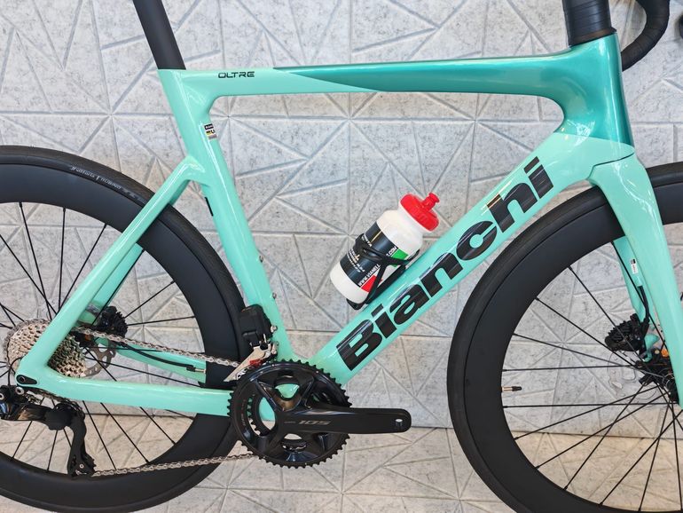 Bianchi Oltre Race — gruppo Shimano 105 Di2, taglia 59 cm
