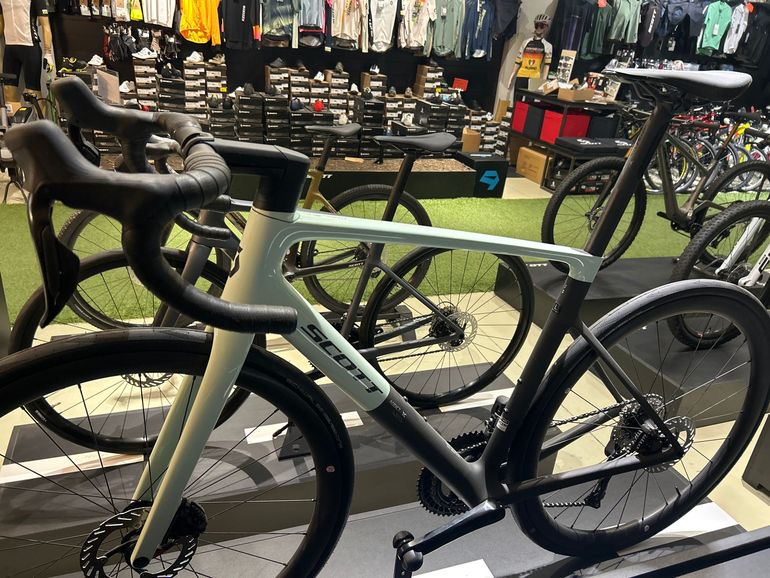 Scott Addict Rc 30 — gruppo Shimano 105 Di2, taglia L
