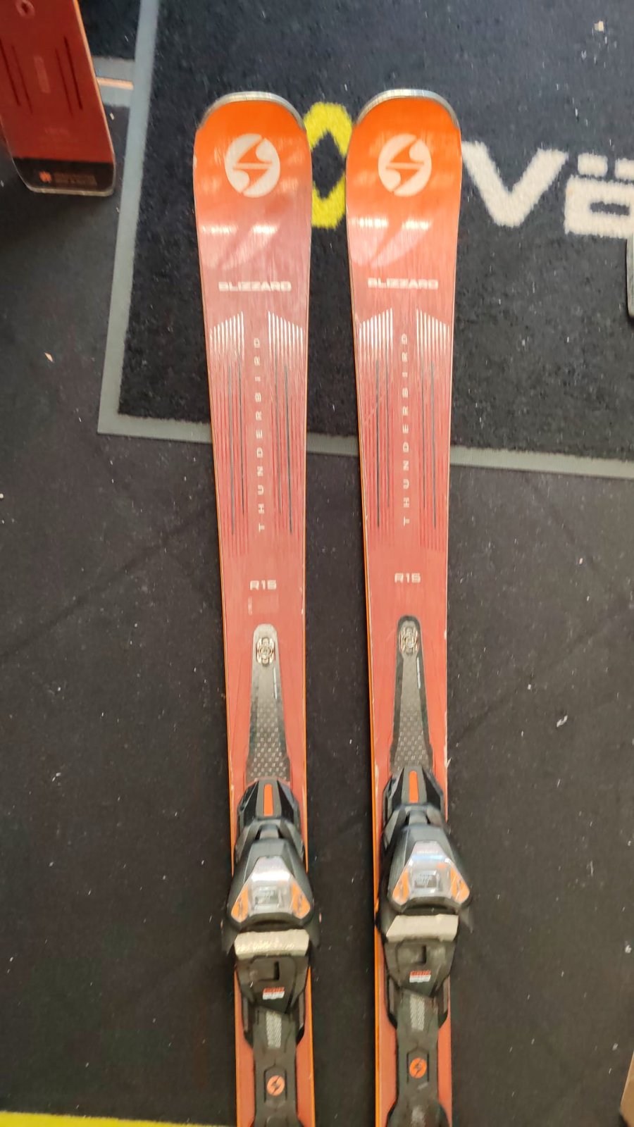Blizzard Thunderbird R15 — raggio 12.5m, waist 69mm
