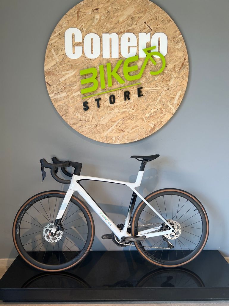 Trek Madone Sl 6 Gen 8 — gruppo Shimano 105 Di2, taglia M
