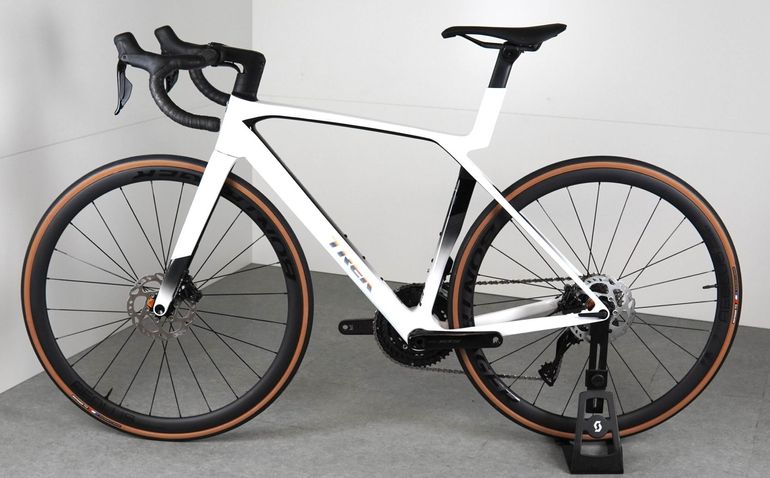 Trek Madone Sl 6 Gen 7 — gruppo Shimano 105 Di2, taglia 54