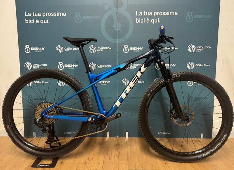 Trek Supercaliber 9.8 2023 usata — vista laterale