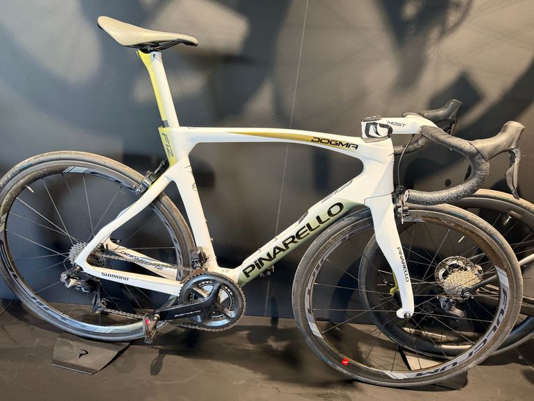 Pinarello Dogma F12 Rim 2022 usata — vista laterale