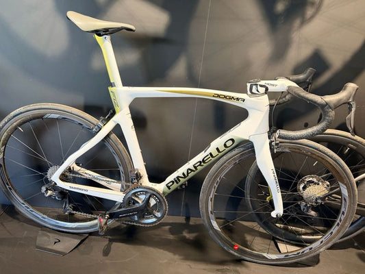 Pinarello Dogma F12 Rim 2022 usata — vista laterale
