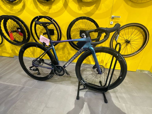 Bianchi Specialissima Pro 2025 usata — vista laterale