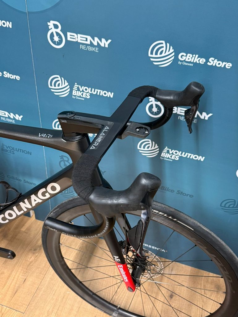 Colnago V4rs Uae Emirates 2024 usata — dettaglio