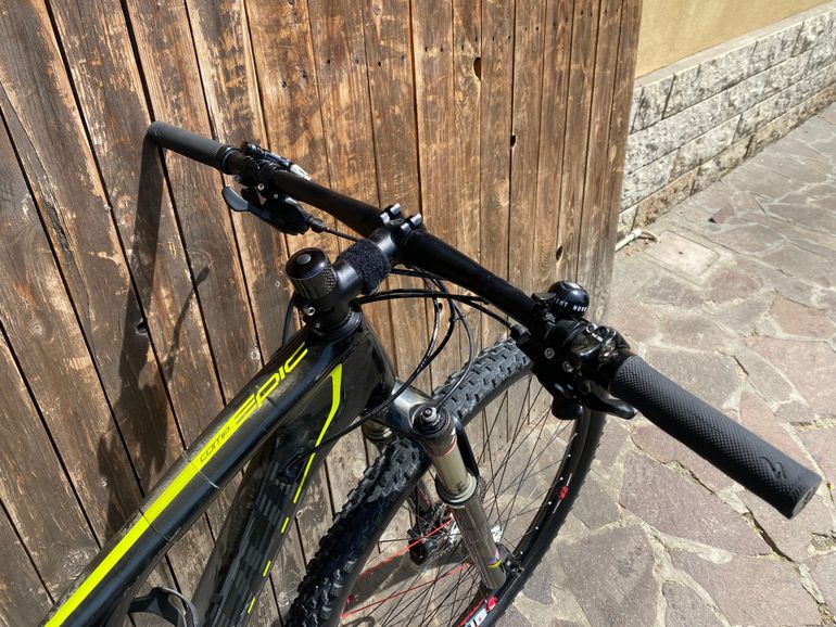 Specialized Epic Comp Carbon 29 — gruppo Shimano Deore XT, taglia M