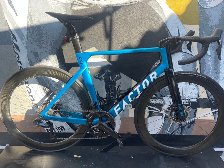 Factor One 2023 usata — vista laterale