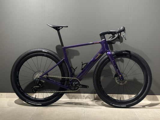 3T Extrema Italia E1 2025 usata — vista laterale