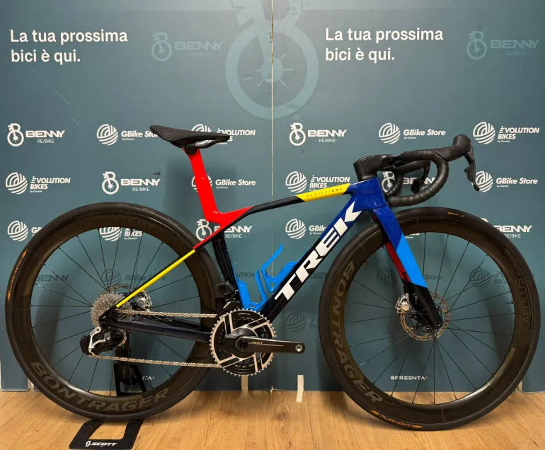 Trek Madone Slr 9 Gen 8 2025 usata — vista laterale