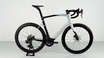 Pinarello X9 Tg 2026 usata — vista laterale