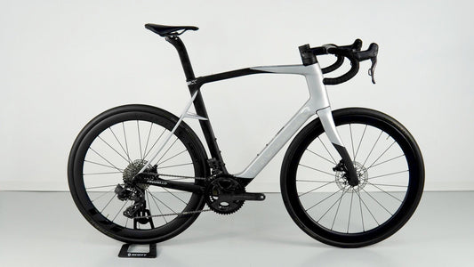 Pinarello X9 Tg 2026 usata — vista laterale