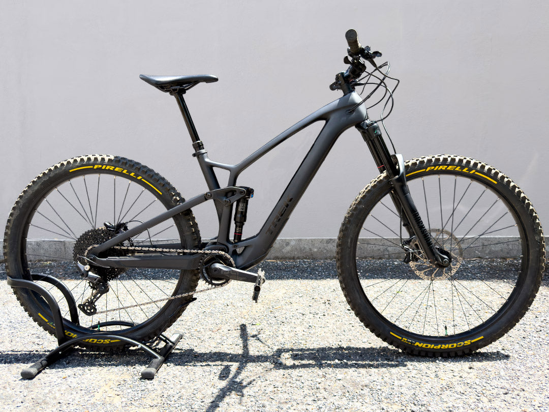 Trek Fuel Ex E 9.5 2024 usata — vista laterale