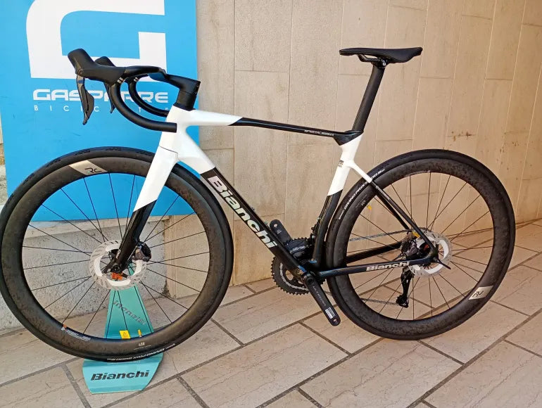 Bianchi Specialissima Pro 2026 usata — vista laterale