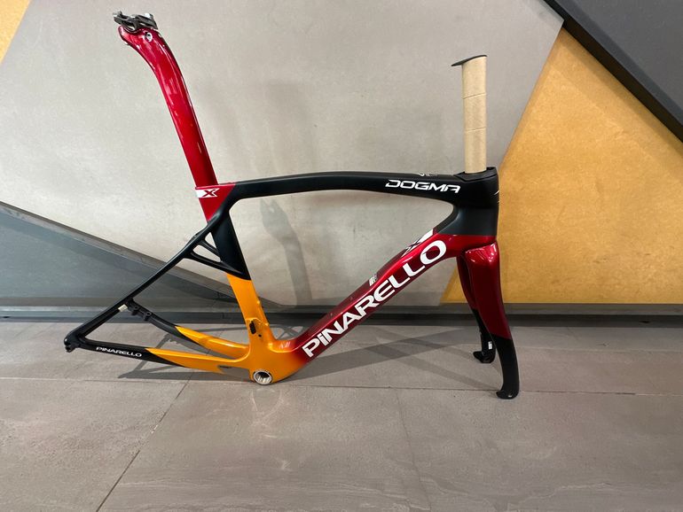 Pinarello Dogma X 2025 usata — vista laterale