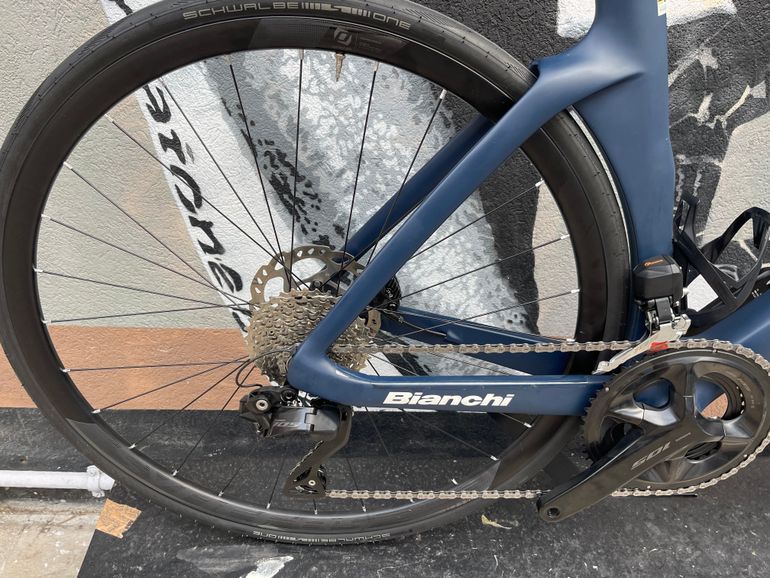 Bianchi Oltre Comp — gruppo Shimano 105 Di2, taglia 53