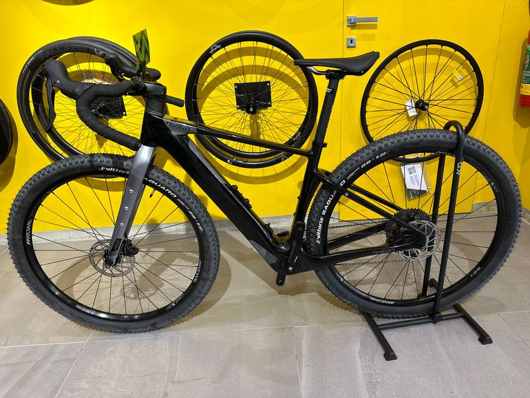 Wilier Triestina Adlar Hybrid 2025 usata — vista laterale
