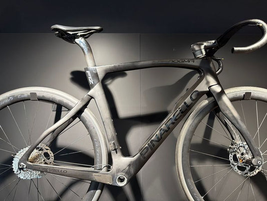 Pinarello Dogma F12 Dura Ace Di2 2022 usata — vista laterale