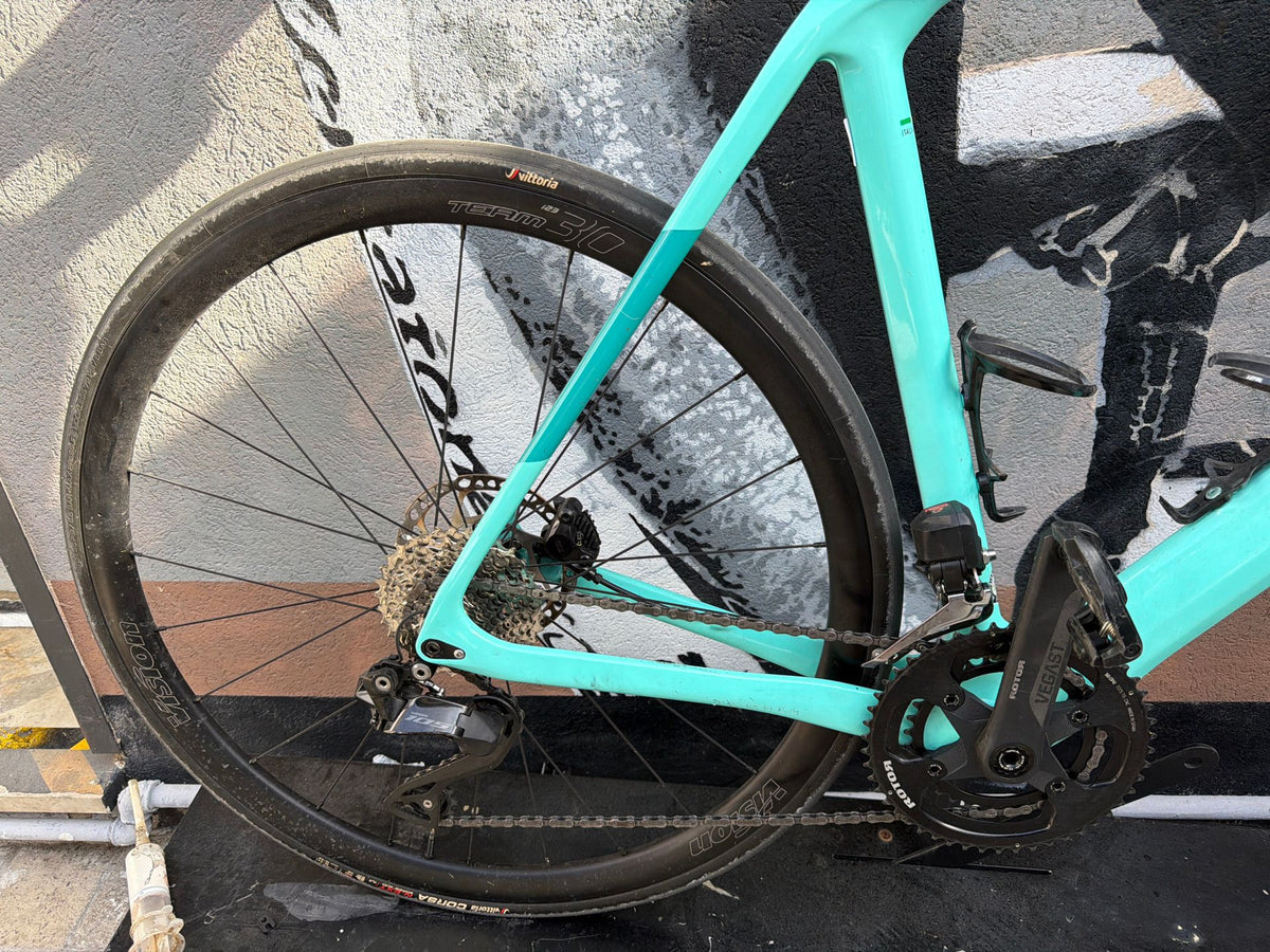 Bianchi Infinito — gruppo Shimano 105 Di2, taglia 59