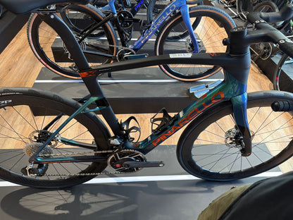 Pinarello Dogma 2027 usata — vista laterale