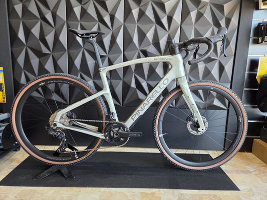 Pinarello Grevil F1 610 2025 usata — vista laterale